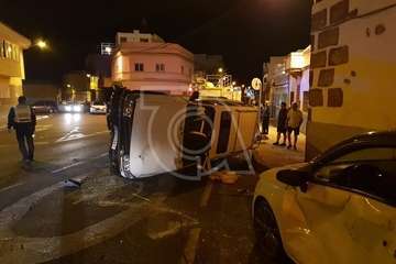  Aparatoso vuelco de un vehículo en la carretera de Melenara, a la altura del Callejón del Castillo (Foto TA)